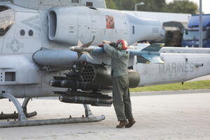 08.09.2022. Kielce. 30. Międzynarodowy Salon Przemysłu Obronnego. Śmigłowiec szturmowy Bell AH-1Z Viper / Fot. Wiktor Taszłow - Radio Kielce