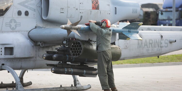 08.09.2022. Kielce. 30. Międzynarodowy Salon Przemysłu Obronnego. Śmigłowiec szturmowy Bell AH-1Z Viper / Fot. Wiktor Taszłow - Radio Kielce