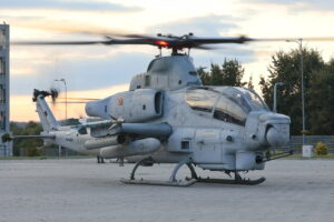 Kielce. Bell AH-1Z Viper i Bell UH-1Y Venom na terenie Targów Kielce / Fot. Wiktor Taszłow - Radio Kielce