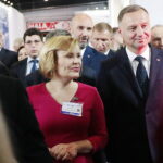 05.09.2022. Kielce. Prezydent Andrzej Duda i minister obrony narodowej Mariusz Błaszczak wizytują 30. Międzynarodowy Salon Przemysłu Obronnego. Na zdjęciu (od lewej): Anna Krupka - wiceminister sportu i turystyki i prezydent Andrzej Duda / Fot. Wiktor Taszłow - Radio Kielce