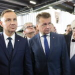 05.09.2022. Kielce. Prezydent Andrzej Duda i minister obrony narodowej Mariusz Błaszczak wizytują 30. Międzynarodowy Salon Przemysłu Obronnego. Na zdjęciu (od lewej): prezydent Andrzej Duda, Mariusz Błaszczak - minister obrony narodowej i Andrzej Mochoń - prezes Targów Kielce / Fot. Wiktor Taszłow - Radio Kielce