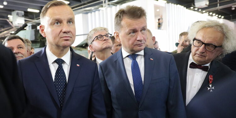 05.09.2022. Kielce. Prezydent Andrzej Duda i minister obrony narodowej Mariusz Błaszczak wizytują 30. Międzynarodowy Salon Przemysłu Obronnego. Na zdjęciu (od lewej): prezydent Andrzej Duda, Mariusz Błaszczak - minister obrony narodowej i Andrzej Mochoń - prezes Targów Kielce / Fot. Wiktor Taszłow - Radio Kielce