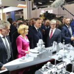 05.09.2022. Kielce. Prezydent Andrzej Duda i minister obrony narodowej Mariusz Błaszczak wizytują 30. Międzynarodowy Salon Przemysłu Obronnego. Na zdjęciu (od lewej): Krzysztof Słoń - senator PiS, Anna Krupka - wiceminister sportu i turystyki, prezydent Andrzej Duda i Paweł Soloch - szef Biura Bezpieczeństwa Narodowego / Fot. Wiktor Taszłow - Radio Kielce