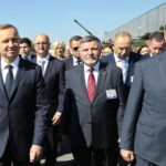05.09.2022. Kielce. Prezydent Andrzej Duda i minister obrony narodowej Mariusz Błaszczak wizytują 30. Międzynarodowy Salon Przemysłu Obronnego. Na zdjęciu (od lewej): prezydent Andrzej Duda, Piotr Wawrzyk - wiceminister spraw zagranicznych, Andrzej Kryj - poseł PiS i Mariusz Błaszczak - minister obrony narodowej / Fot. Wiktor Taszłow - Radio Kielce