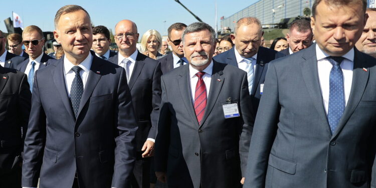 05.09.2022. Kielce. Prezydent Andrzej Duda i minister obrony narodowej Mariusz Błaszczak wizytują 30. Międzynarodowy Salon Przemysłu Obronnego. Na zdjęciu (od lewej): prezydent Andrzej Duda, Piotr Wawrzyk - wiceminister spraw zagranicznych, Andrzej Kryj - poseł PiS i Mariusz Błaszczak - minister obrony narodowej / Fot. Wiktor Taszłow - Radio Kielce