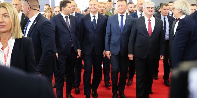 05.09.2022. Kielce. Prezydent Andrzej Duda i minister obrony narodowej Mariusz Błaszczak wizytują 30. Międzynarodowy Salon Przemysłu Obronnego / Fot. Wiktor Taszłow - Radio Kielce