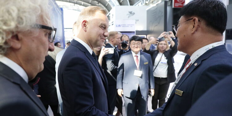 05.09.2022. Kielce. Prezydent Andrzej Duda i minister obrony narodowej Mariusz Błaszczak wizytują 30. Międzynarodowy Salon Przemysłu Obronnego / Fot. Wiktor Taszłow - Radio Kielce