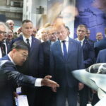 05.09.2022. Kielce. Prezydent Andrzej Duda i minister obrony narodowej Mariusz Błaszczak wizytują 30. Międzynarodowy Salon Przemysłu Obronnego / Fot. Wiktor Taszłow - Radio Kielce