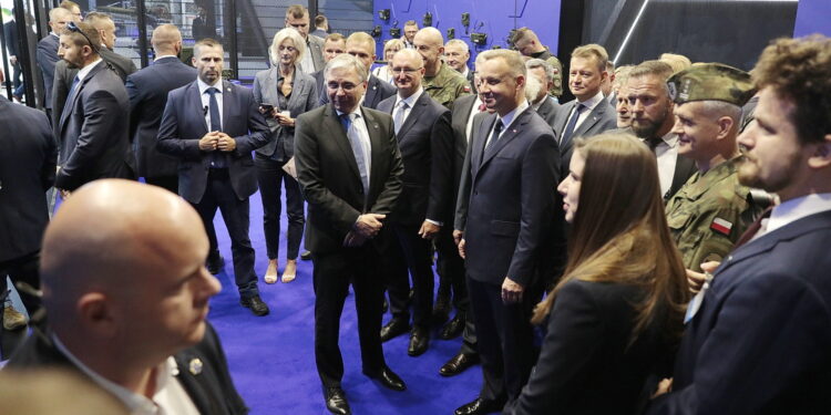 05.09.2022. Kielce. Prezydent Andrzej Duda i minister obrony narodowej Mariusz Błaszczak wizytują 30. Międzynarodowy Salon Przemysłu Obronnego / Fot. Wiktor Taszłow - Radio Kielce