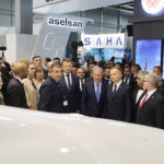 05.09.2022. Kielce. Prezydent Andrzej Duda i minister obrony narodowej Mariusz Błaszczak wizytują 30. Międzynarodowy Salon Przemysłu Obronnego / Fot. Wiktor Taszłow - Radio Kielce