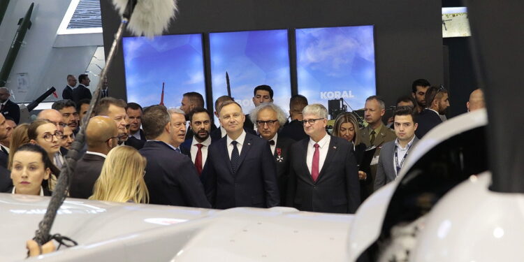 05.09.2022. Kielce. Prezydent Andrzej Duda i minister obrony narodowej Mariusz Błaszczak wizytują 30. Międzynarodowy Salon Przemysłu Obronnego / Fot. Wiktor Taszłow - Radio Kielce