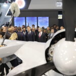 05.09.2022. Kielce. Prezydent Andrzej Duda i minister obrony narodowej Mariusz Błaszczak wizytują 30. Międzynarodowy Salon Przemysłu Obronnego / Fot. Wiktor Taszłow - Radio Kielce