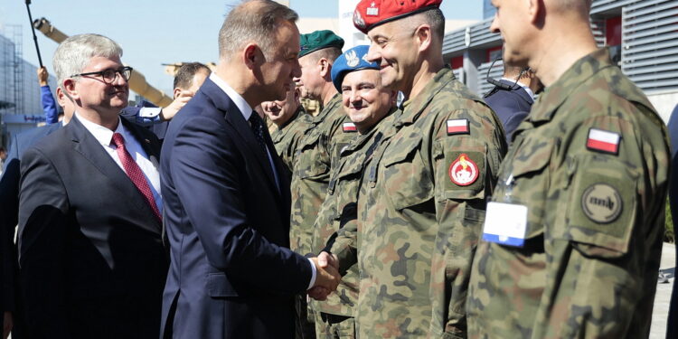 05.09.2022. Kielce. Prezydent Andrzej Duda i minister obrony narodowej Mariusz Błaszczak wizytują 30. Międzynarodowy Salon Przemysłu Obronnego / Fot. Wiktor Taszłow - Radio Kielce