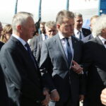 05.09.2022. Kielce. Prezydent Andrzej Duda i minister obrony narodowej Mariusz Błaszczak wizytują 30. Międzynarodowy Salon Przemysłu Obronnego. Na zdjęciu (od lewej): Piotr Wawrzyk - wiceminister spraw zagranicznych, Zbigniew Koniusz - wojewoda świętokrzyski, Mariusz Błaszczak - minister obrony narodowej i Andrzej Mochoń - prezes Targów Kielce / Fot. Wiktor Taszłow - Radio Kielce