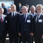 05.09.2022. Kielce. Prezydent Andrzej Duda i minister obrony narodowej Mariusz Błaszczak wizytują 30. Międzynarodowy Salon Przemysłu Obronnego. Na zdjęciu (od lewej): Andrzej Kryj - poseł PiS, prezydent Andrzej Duda, Marek Kwitek - poseł PiS, Zbigniew Koniusz - wojewoda świętokrzyski i Krzysztof Słoń - senator PiS / Fot. Wiktor Taszłow - Radio Kielce