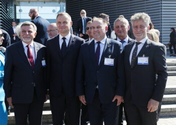 05.09.2022. Kielce. Prezydent Andrzej Duda i minister obrony narodowej Mariusz Błaszczak wizytują 30. Międzynarodowy Salon Przemysłu Obronnego. Na zdjęciu (od lewej): Andrzej Kryj - poseł PiS, prezydent Andrzej Duda, Marek Kwitek - poseł PiS, Zbigniew Koniusz - wojewoda świętokrzyski i Krzysztof Słoń - senator PiS / Fot. Wiktor Taszłow - Radio Kielce