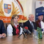 07.09.2022. Kielce. Konferencja ws, XXII Świętokrzyskich Dożynek Wojewódzkich. Na zdjęciu (od lewej): Marcin Adamczyk - wójt Bogorii, Ewelina Witaszek - starościna dożynek, Marek Jońca - członek zarządu województwa, Jarosław Kaczmarek - starosta dożynek, Józef Żółciak - starosta staszowski / Fot. Michał Kita - Radio Kielce