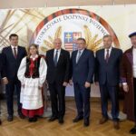 07.09.2022. Kielce. Konferencja ws, XXII Świętokrzyskich Dożynek Wojewódzkich. Na zdjęciu (od lewej): Adrian Ścipiór - p.o. dyrektora Wojewódzkiego Domu Kultury, Marcin Adamczyk - wójt Bogorii, Ewelina Witaszek - starościna dożynek, Marek Jońca - członek zarządu województwa, Stanisław Stanik - prezes ŚIR, Józef Żółciak - starosta staszowski, Jarosław Kaczmarek - starosta dożynek / Fot. Michał Kita - Radio Kielce