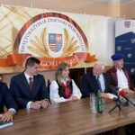 07.09.2022. Kielce. Konferencja ws, XXII Świętokrzyskich Dożynek Wojewódzkich. Na zdjęciu (od lewej): Adrian Ścipiór - p.o. dyrektora Wojewódzkiego Domu Kultury, Marcin Adamczyk - wójt Bogorii, Ewelina Witaszek - starościna dożynek, Marek Jońca - członek zarządu województwa, Jarosław Kaczmarek - starosta dożynek, Józef Żółciak - starosta staszowski, Stanisław Stanik - prezes ŚIR / Fot. Michał Kita - Radio Kielce