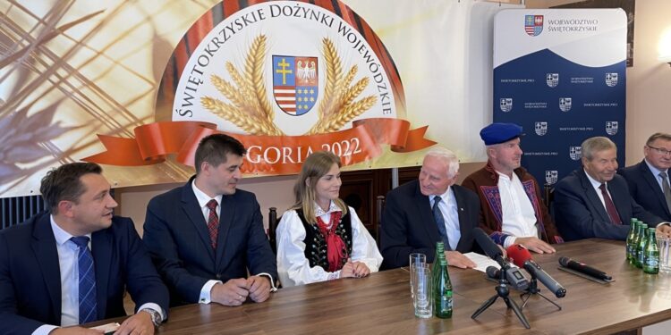 07.09.2022. Kielce. Konferencja ws, XXII Świętokrzyskich Dożynek Wojewódzkich. Na zdjęciu (od lewej): Adrian Ścipiór - p.o. dyrektora Wojewódzkiego Domu Kultury, Marcin Adamczyk - wójt Bogorii, Ewelina Witaszek - starościna dożynek, Marek Jońca - członek zarządu województwa, Jarosław Kaczmarek - starosta dożynek, Józef Żółciak - starosta staszowski, Stanisław Stanik - prezes ŚIR / Fot. Michał Kita - Radio Kielce