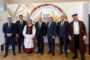 07.09.2022. Kielce. Konferencja ws, XXII Świętokrzyskich Dożynek Wojewódzkich. Na zdjęciu (od lewej): Adrian Ścipiór - p.o. dyrektora Wojewódzkiego Domu Kultury, Marcin Adamczyk - wójt Bogorii, Ewelina Witaszek - starościna dożynek, Marek Jońca - członek zarządu województwa, Stanisław Stanik - prezes ŚIR, Józef Żółciak - starosta staszowski, Jarosław Kaczmarek - starosta dożynek / Fot. Michał Kita - Radio Kielce