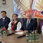 07.09.2022. Kielce. Konferencja ws, XXII Świętokrzyskich Dożynek Wojewódzkich. Na zdjęciu (od lewej): Adrian Ścipiór - p.o. dyrektora Wojewódzkiego Domu Kultury, Marcin Adamczyk - wójt Bogorii, Ewelina Witaszek - starościna dożynek, Marek Jońca - członek zarządu województwa, Jarosław Kaczmarek - starosta dożynek / Fot. Michał Kita - Radio Kielce