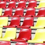 02.09.2022. Kielce. Suzuki Arena. Żółto-czerwone krzesełka / Fot. Jarosław Kubalski - Radio Kielce