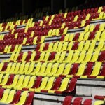 02.09.2022. Kielce. Suzuki Arena. Żółto-czerwone krzesełka / Fot. Jarosław Kubalski - Radio Kielce