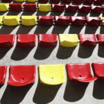 02.09.2022. Kielce. Suzuki Arena. Żółto-czerwone krzesełka / Fot. Jarosław Kubalski - Radio Kielce