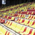 02.09.2022. Kielce. Suzuki Arena. Żółto-czerwone krzesełka / Fot. Jarosław Kubalski - Radio Kielce