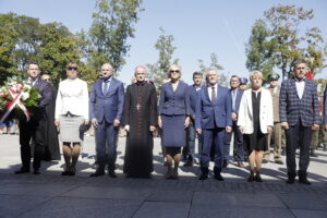 07.09.2022. Kielce. Uroczystości upamiętniające żołnierzy 4. Pułku Piechoty Legionów, którzy we wrześniu 1939 roku bronili Westerplatte. Na zdjęciu (od lewej): Cezary Majcher - członek zarządu powiatu, Magdalena Fogiel-Litwinek - zastępca komendanta Ochotniczych Hufców Pracy, Rafał Nowak - wicewojewoda świętokrzyski, biskup Marian Florczyk, Renata Janik - wicemarszałek województwa, Kazimierz Mądzik - świętokrzyski kurator oświaty, Dorota Koczwańska-Kalita - naczelnik delegatury Instytutu Pamięci Narodowej w Kielcach, Jarosław Karyś - przewodniczący Rady Miasta Kielce / Fot. Jarosław Kubalski - Radio Kielce