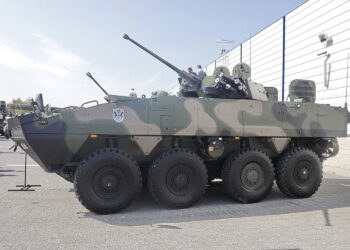 Kolizja wojskowego Rosomaka z autem osobowym