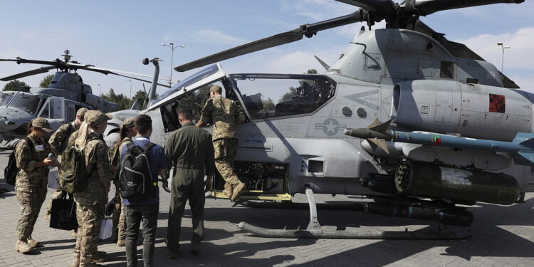 08.09.2022 Targi Kielce. Międzynarodowy Salon Przemysłu Obronnego. MSPO. Bell AH1-Z Viper / Fot. Jarosław Kubalski - Radio Kielce