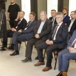 09.09.2022 Michniów. Świętokrzyskie Nagrody Muzealne im. Tadeusza Włoszka. Na zdjęciu od lewej: radny sejmiku Sławomir Gierada, zastępca dyrektora Muzeum Wsi Kieleckiej Jarosław Karyś, dyrektor MWK Tadeusz Sikora, senator Krzysztof Słoń i wicemarszałek Marek Bogusławski / Fot. Jarosław Kubalski - Radio Kielce