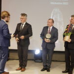 09.09.2022 Michniów. Świętokrzyskie Nagrody Muzealne im. Tadeusza Włoszka. Na zdjęciu od lewej: dyrektor Muzeum Zamkowego w Sandomierzu Mikołaj Getka-Kenig, senator Krzysztof Słoń, wicemarszałek Marek Bogusławski, przewodniczący sejmiku i Andrzej Pruś / Fot. Jarosław Kubalski - Radio Kielce