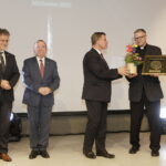 09.09.2022 Michniów. Świętokrzyskie Nagrody Muzealne im. Tadeusza Włoszka. Na zdjęciu od lewej: senator Krzysztof Słoń, wicemarszałek Marek Bogusławski, przewodniczący sejmiku Andrzej Pruś i ks. Andrzej Rusak / Fot. Jarosław Kubalski - Radio Kielce