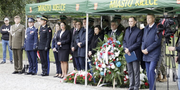 11.09.2022 Kielce. Pomnik Homo Homini. Obchody rocznicy ataków na WTC z 11 września 2001 r. / Fot. Jarosław Kubalski - Radio Kielce