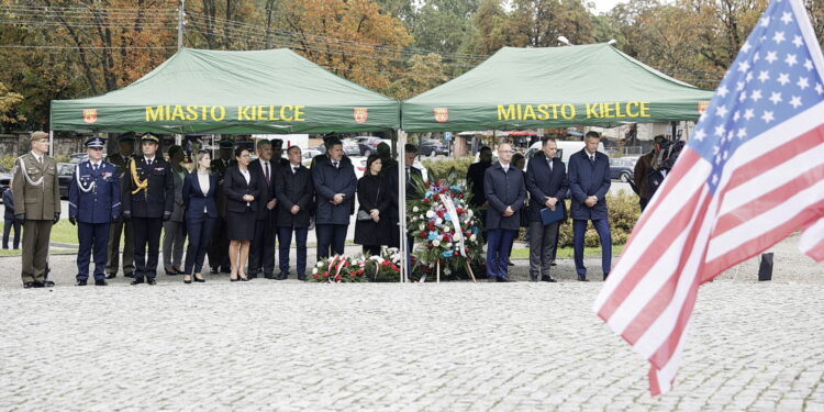 11.09.2022 Kielce. Pomnik Homo Homini. Obchody rocznicy ataków na WTC z 11 września 2001 r. / Fot. Jarosław Kubalski - Radio Kielce