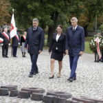 11.09.2022 Kielce. Pomnik Homo Homini. Obchody rocznicy ataków na WTC z 11 września 2001 r. Na zdjęciu od lewej: przewodniczący rady miasta Jarosław Karyś, radna Marianna Noworycka-Gniatkowska i prezydent Kielc Bogdan Wenta / Fot. Jarosław Kubalski - Radio Kielce