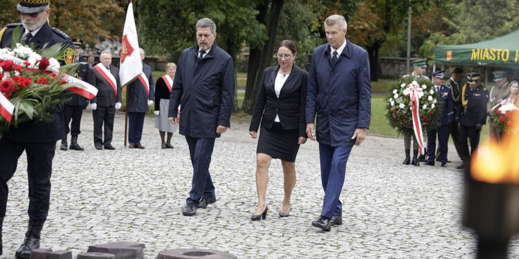 11.09.2022 Kielce. Pomnik Homo Homini. Obchody rocznicy ataków na WTC z 11 września 2001 r. Na zdjęciu od lewej: przewodniczący rady miasta Jarosław Karyś, radna Marianna Noworycka-Gniatkowska i prezydent Kielc Bogdan Wenta / Fot. Jarosław Kubalski - Radio Kielce