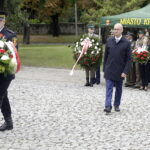 11.09.2022 Kielce. Pomnik Homo Homini. Obchody rocznicy ataków na WTC z 11 września 2001 r. Na zdjęciu wiceminister spraw zagranicznych Piotr Wawrzyk / Fot. Jarosław Kubalski - Radio Kielce