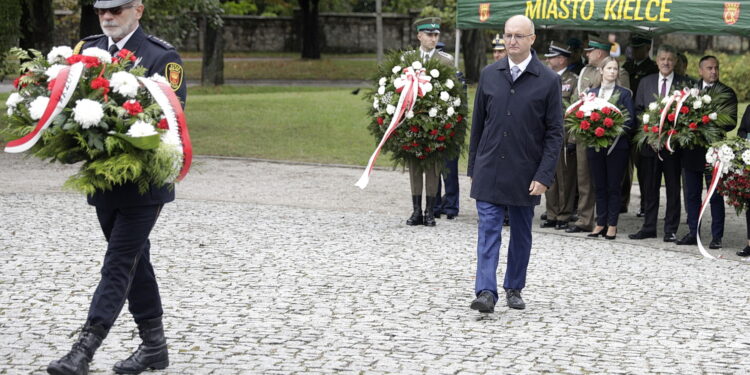 11.09.2022 Kielce. Pomnik Homo Homini. Obchody rocznicy ataków na WTC z 11 września 2001 r. Na zdjęciu wiceminister spraw zagranicznych Piotr Wawrzyk / Fot. Jarosław Kubalski - Radio Kielce