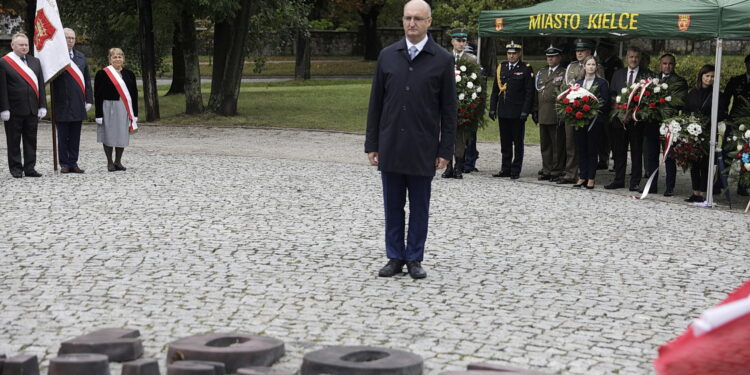 11.09.2022 Kielce. Pomnik Homo Homini. Obchody rocznicy ataków na WTC z 11 września 2001 r. Na zdjęciu wiceminister spraw zagranicznych Piotr Wawrzyk / Fot. Jarosław Kubalski - Radio Kielce