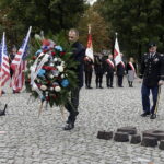 11.09.2022 Kielce. Pomnik Homo Homini. Obchody rocznicy ataków na WTC z 11 września 2001 r. Na zdjęciu Kevin Sleight - szef d.s. bezpieczeństwa konsulatu Stanów Zjednoczonych w Krakowie / Fot. Jarosław Kubalski - Radio Kielce