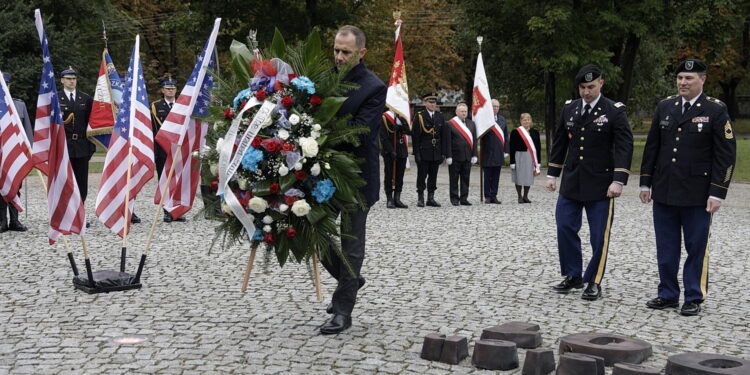 11.09.2022 Kielce. Pomnik Homo Homini. Obchody rocznicy ataków na WTC z 11 września 2001 r. Na zdjęciu Kevin Sleight - szef d.s. bezpieczeństwa konsulatu Stanów Zjednoczonych w Krakowie / Fot. Jarosław Kubalski - Radio Kielce