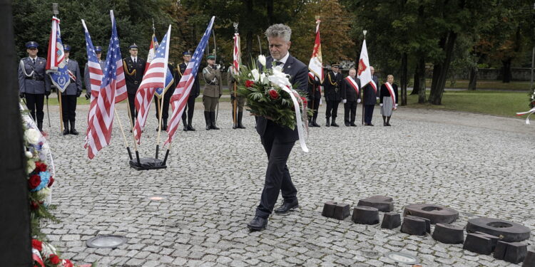 11.09.2022 Kielce. Pomnik Homo Homini. Obchody rocznicy ataków na WTC z 11 września 2001 r. Na zdjęciu senator Krzysztof Słoń / Fot. Jarosław Kubalski - Radio Kielce