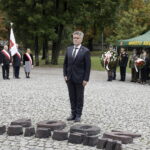 11.09.2022 Kielce. Pomnik Homo Homini. Obchody rocznicy ataków na WTC z 11 września 2001 r. Na zdjęciu senator Krzysztof Słoń / Fot. Jarosław Kubalski - Radio Kielce