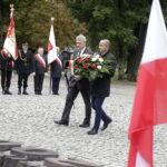 11.09.2022 Kielce. Pomnik Homo Homini. Obchody rocznicy ataków na WTC z 11 września 2001 r. Wieniec składają (od lewej): radni Tadeusz Kozior i Piotr Kisiel / Fot. Jarosław Kubalski - Radio Kielce