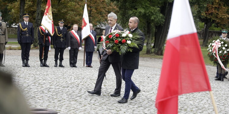 11.09.2022 Kielce. Pomnik Homo Homini. Obchody rocznicy ataków na WTC z 11 września 2001 r. Wieniec składają (od lewej): radni Tadeusz Kozior i Piotr Kisiel / Fot. Jarosław Kubalski - Radio Kielce