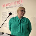 11.09.2022. Ostrowiec Świętokrzyski. Wystawa prac Leona Wyczółkowskiego w Pałacu Wielopolskich. Na zdjęciu Kornelia Pawlak - pracownica Muzeum Okręgowego im. Leona Wyczółkowskiego w Bydgoszczy, współkurator wystawy. / Fot. Emilia Sitarska - Radio Kielce
